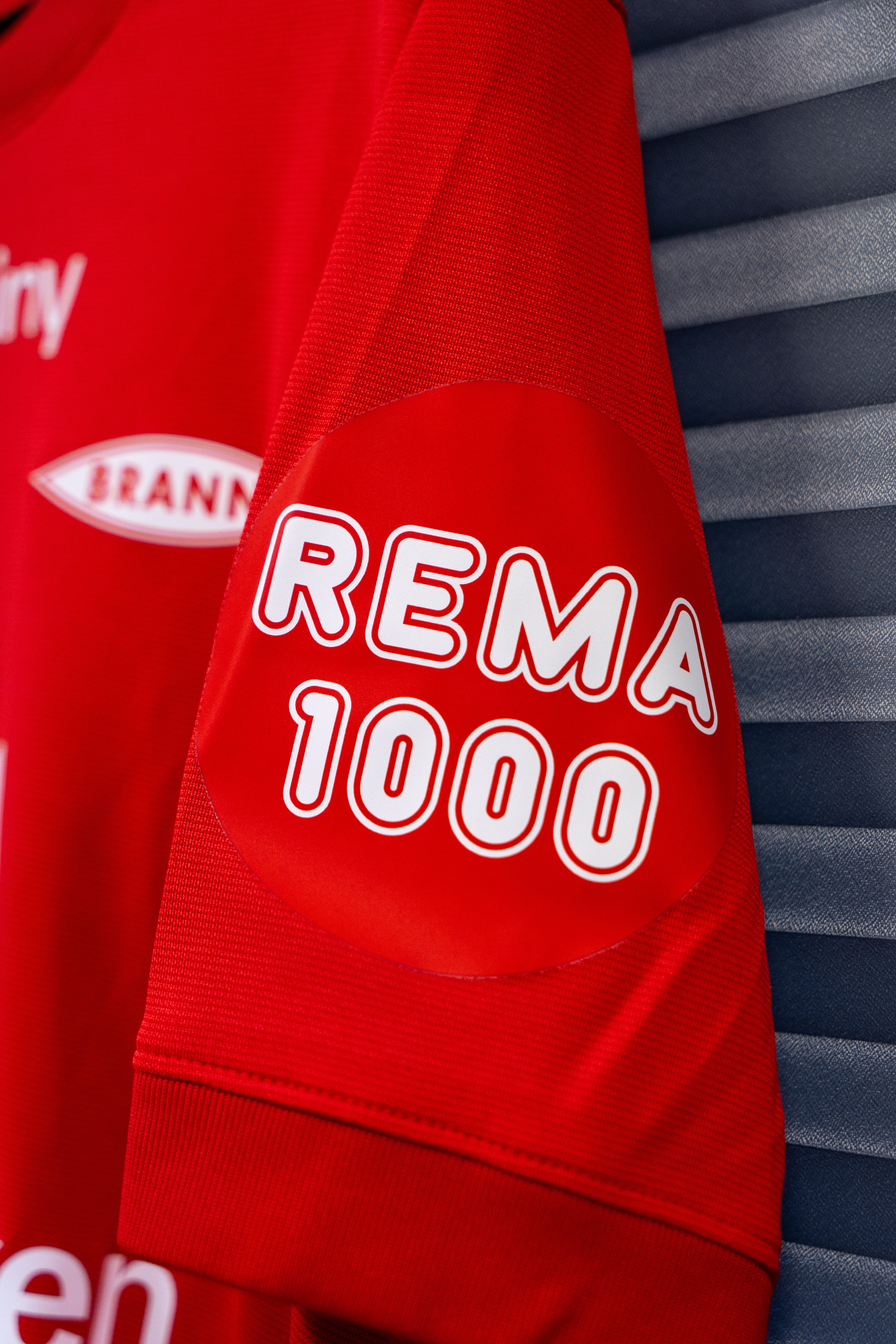 Noah Holm Kampbrukt og Signert Brann drakt