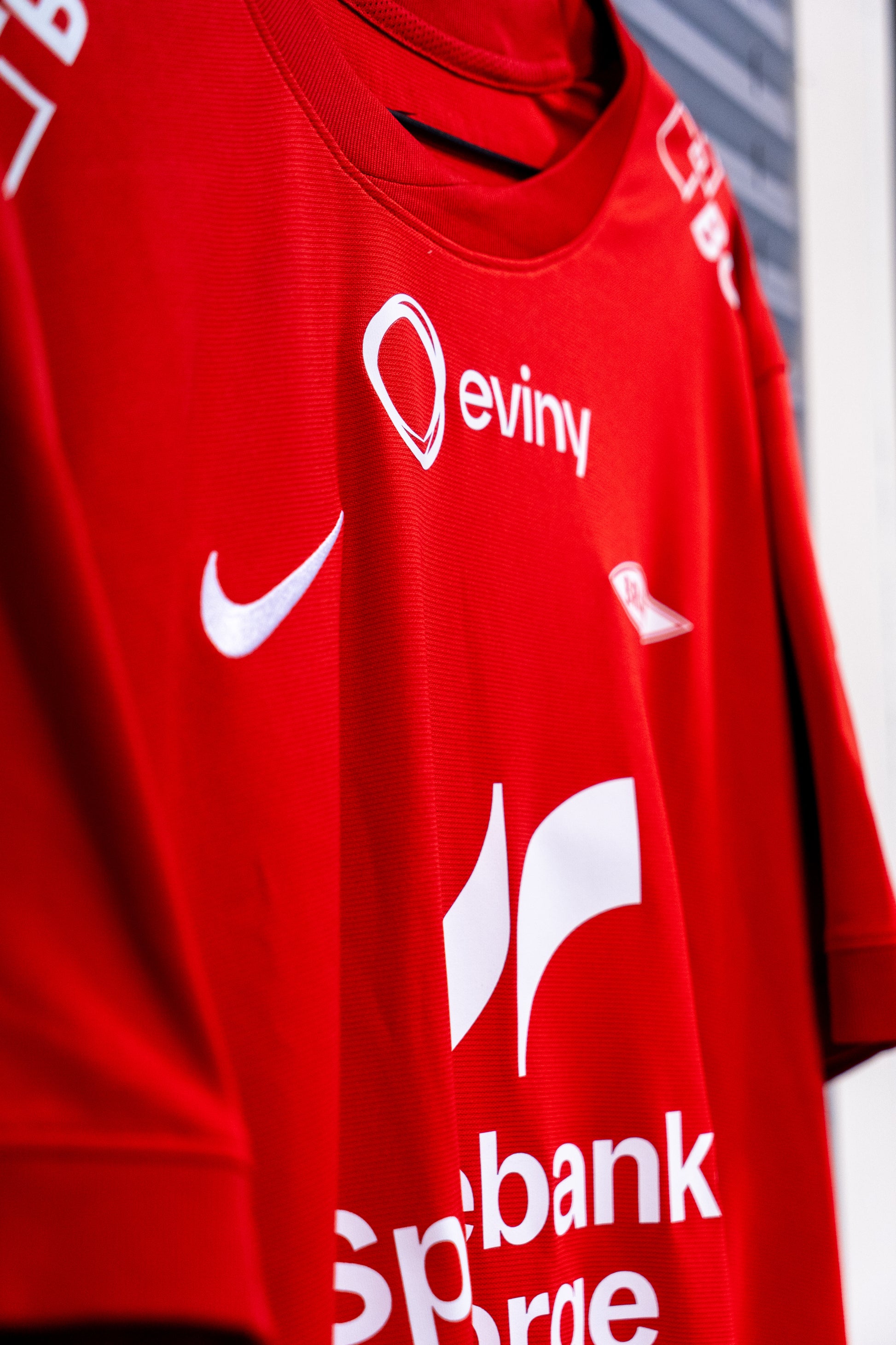 Signert og Kampbrukt Noah Holm Brann drakt