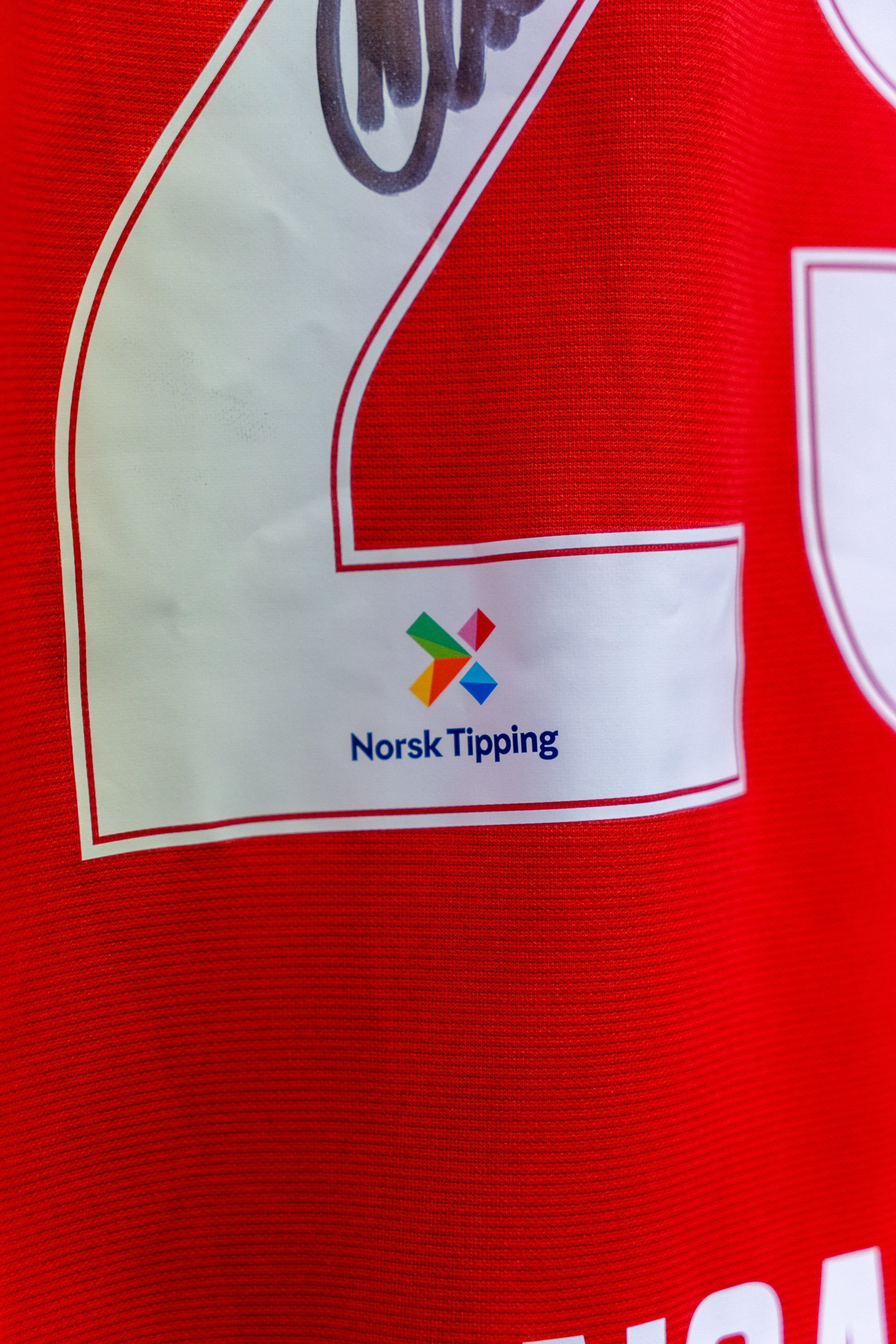 Signert og Kampbrukt Noah Holm Brann drakt