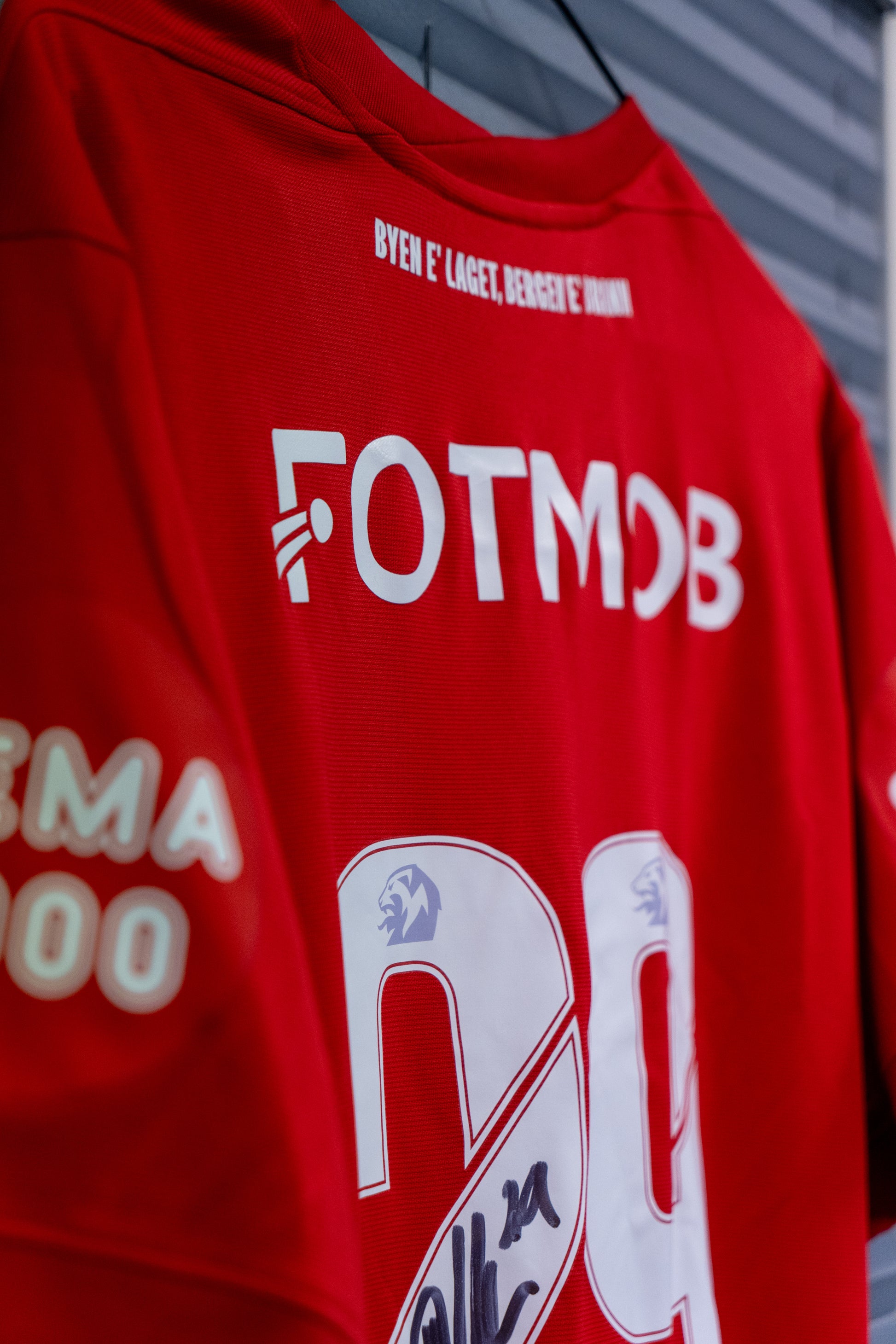 Signert og Kampbrukt Noah Holm Brann drakt