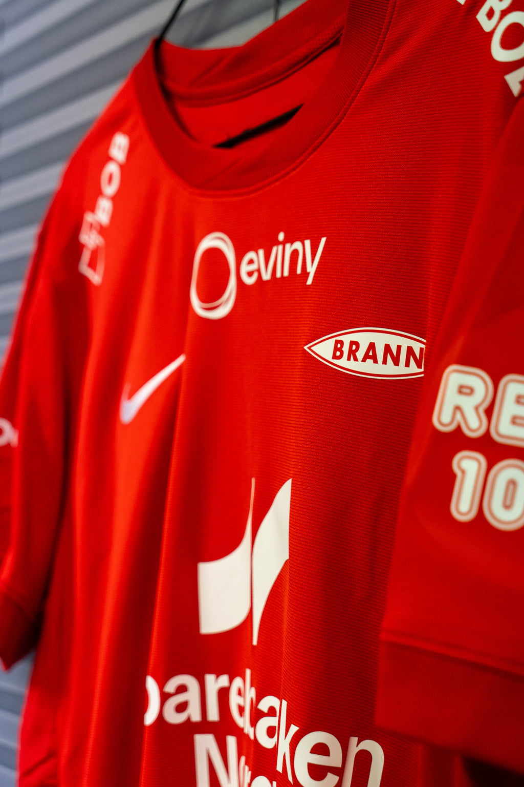 Noah Holm Kampbrukt og Signert Brann drakt