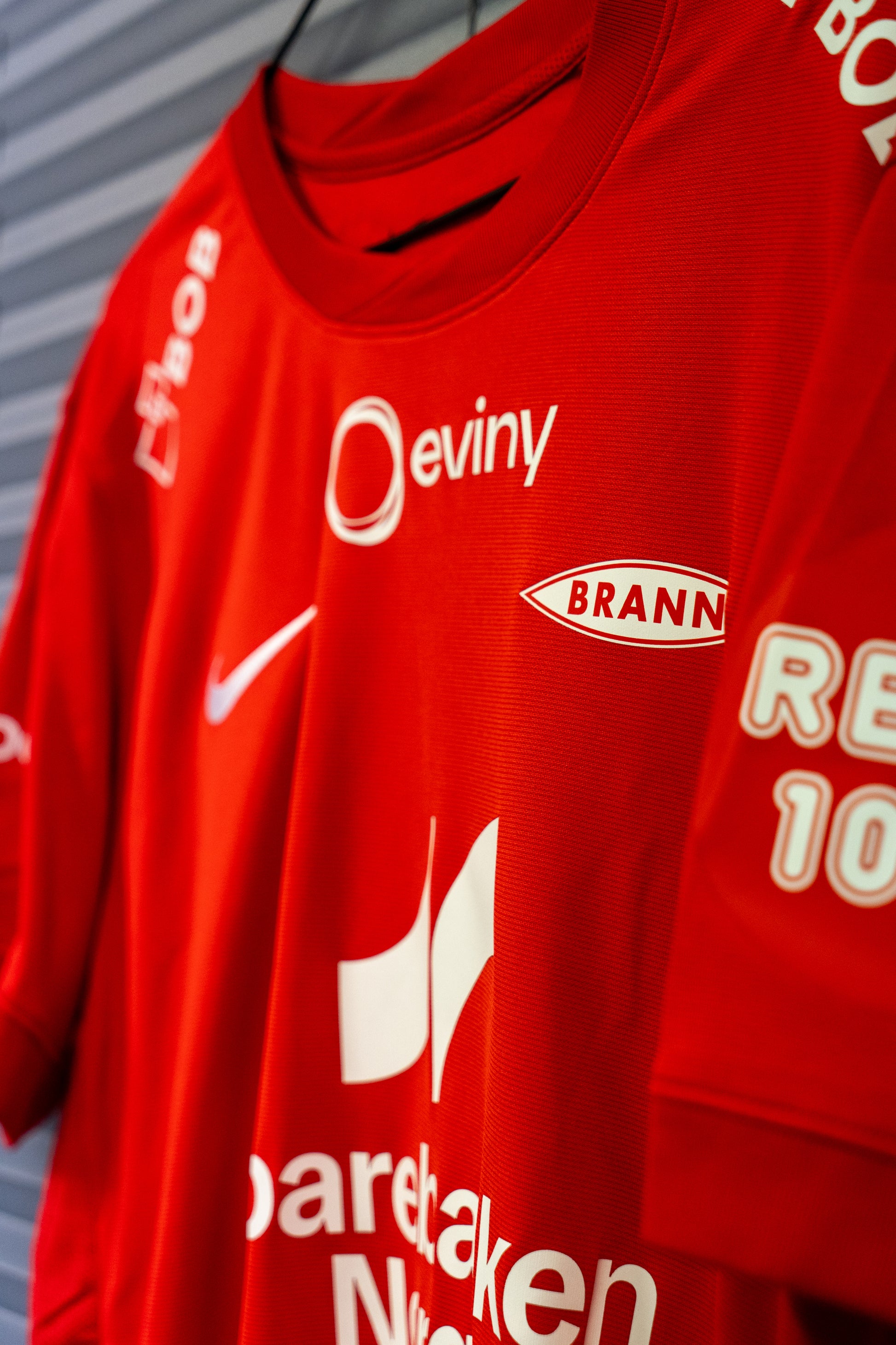 Signert og Kampbrukt Noah Holm Brann drakt