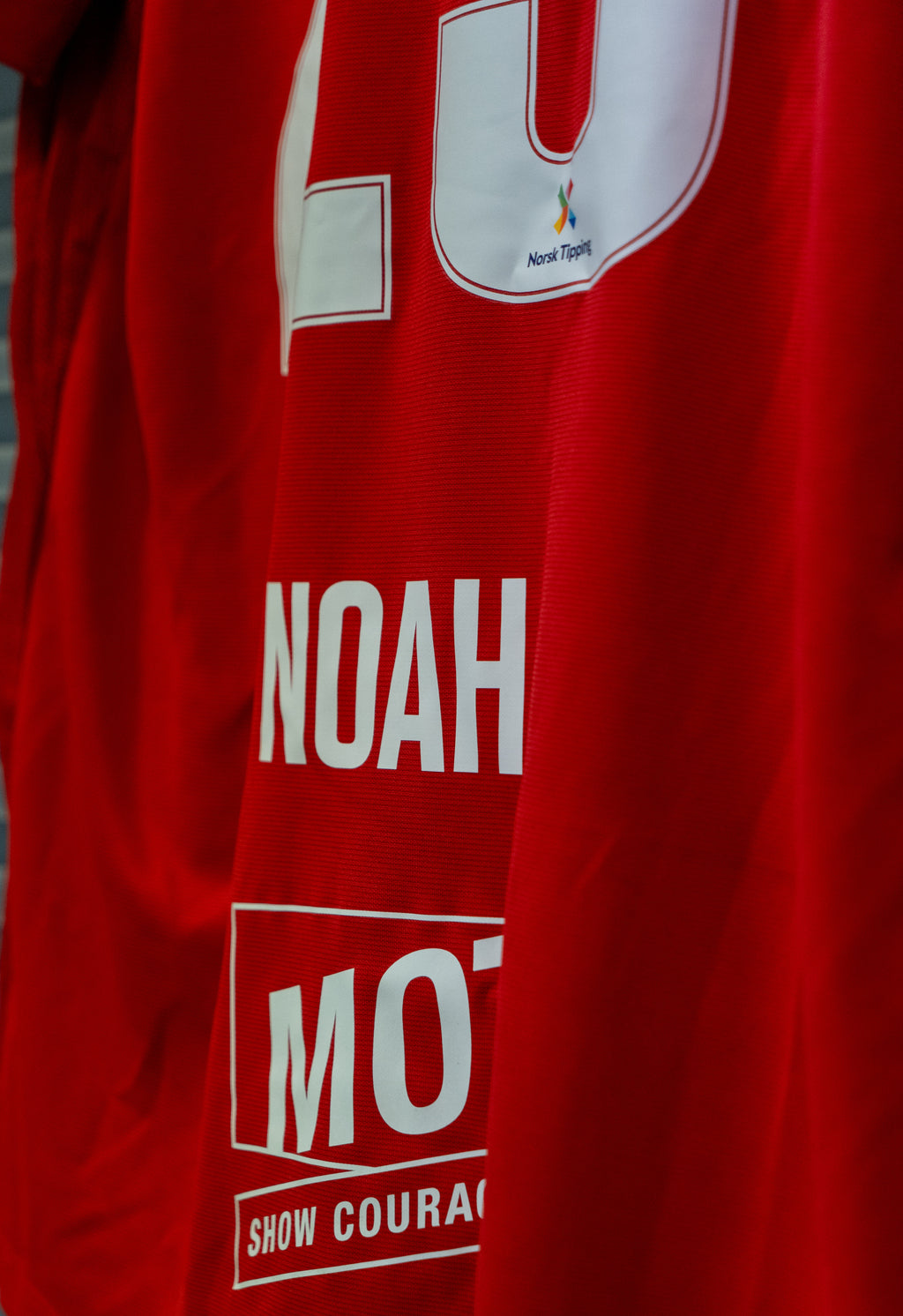 Noah Holm Kampbrukt og Signert Brann drakt