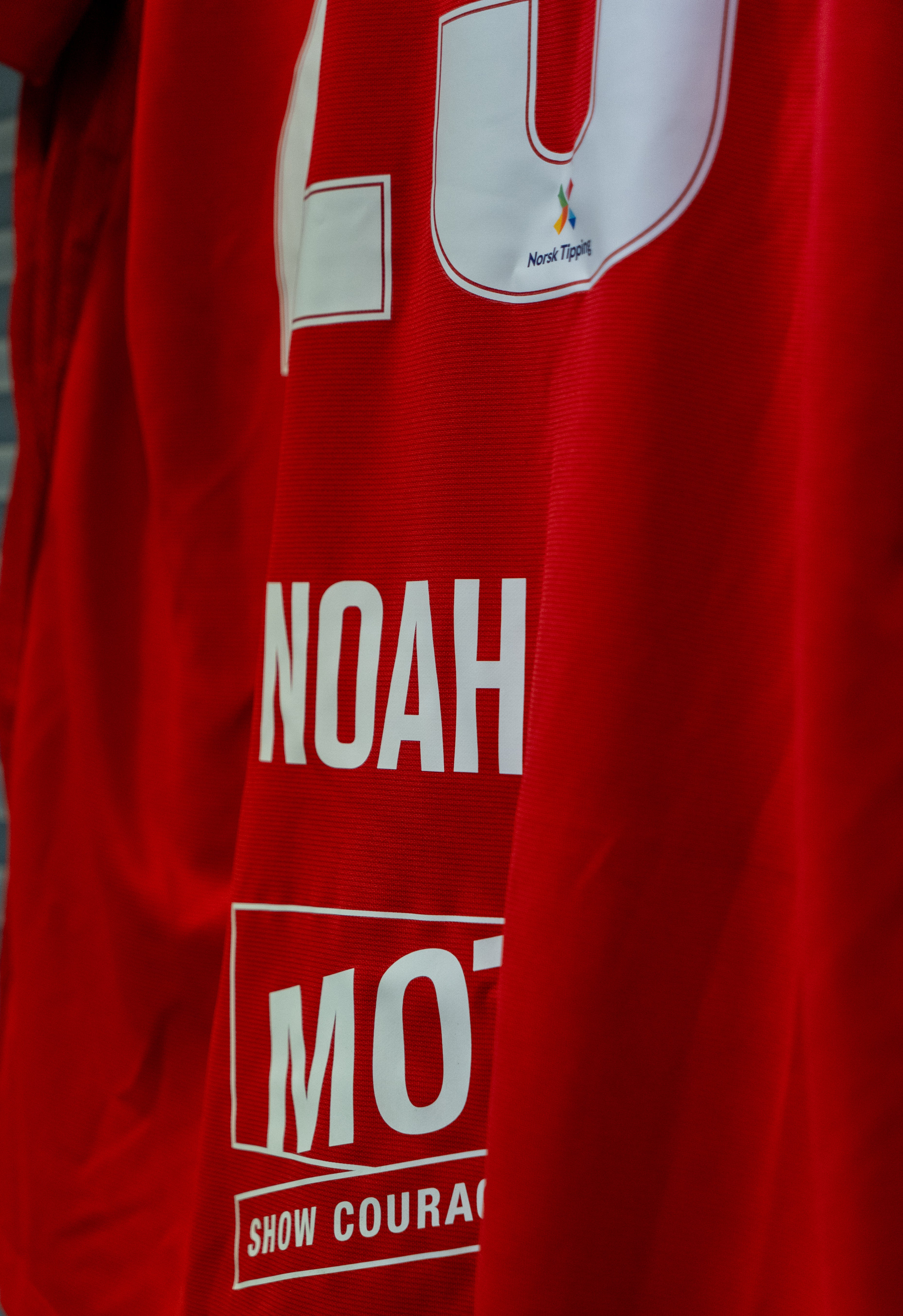 Noah Holm Kampbrukt og Signert Brann drakt