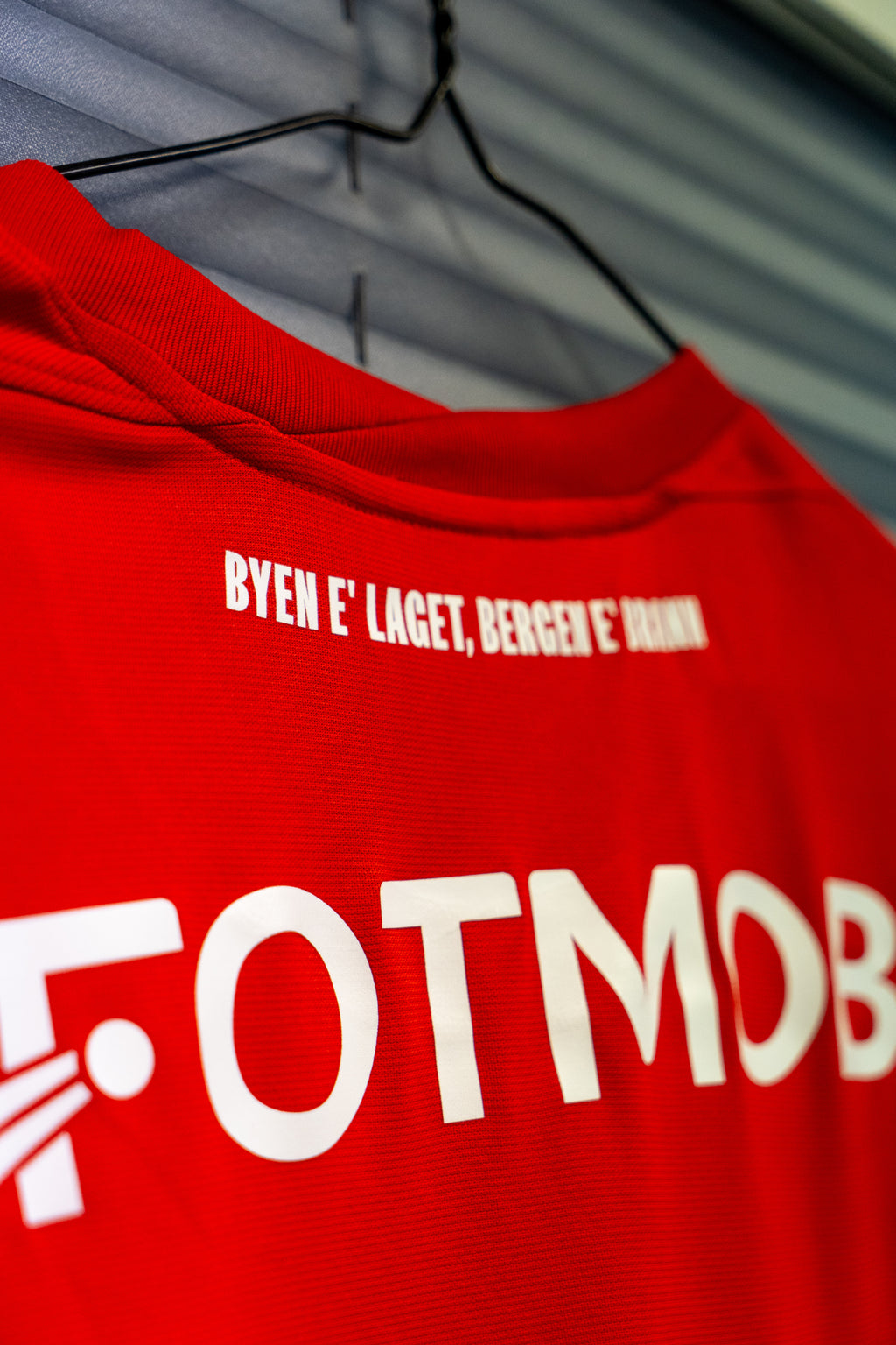 Noah Holm Kampbrukt og Signert Brann drakt