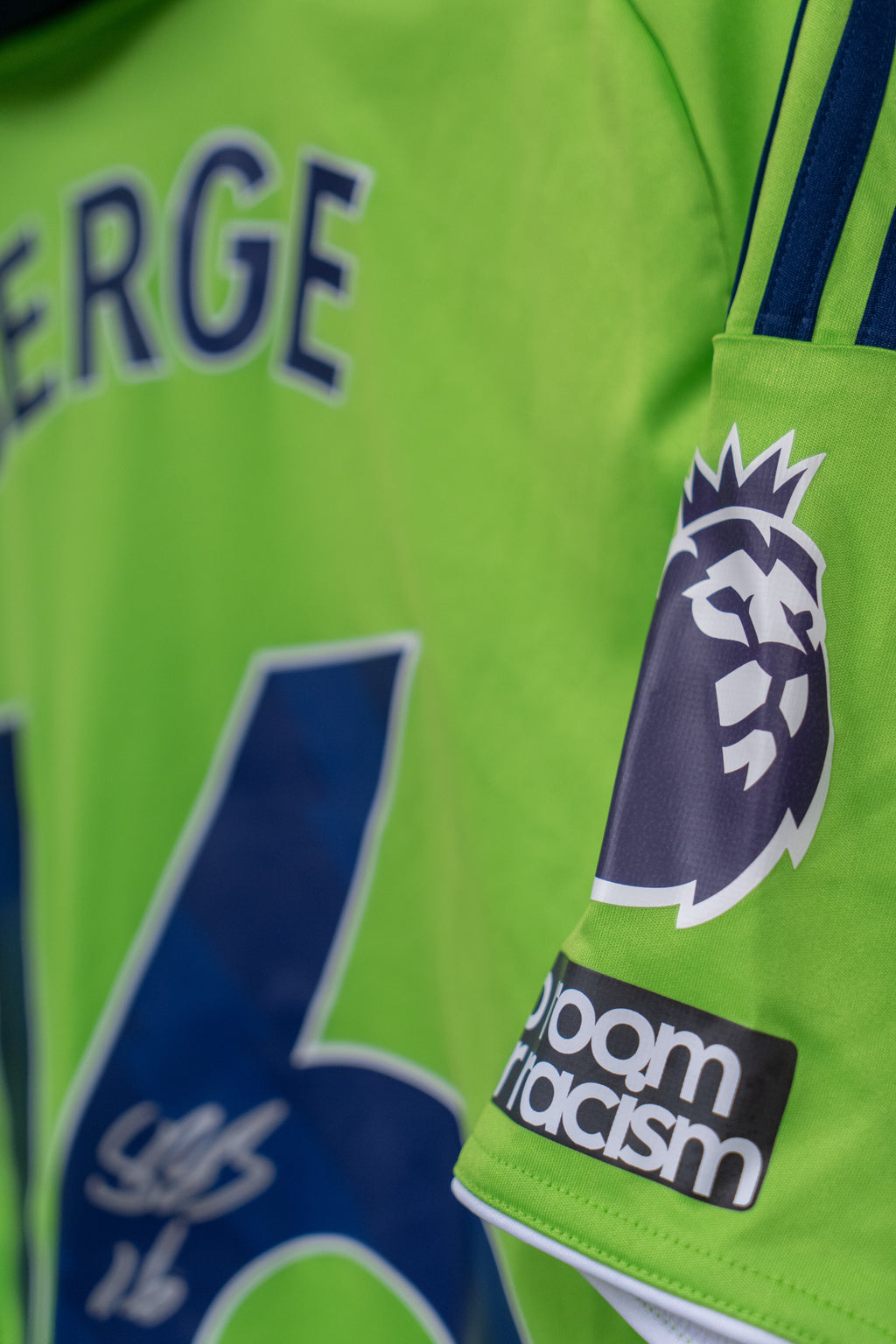 Signert og kampbrukt Sander Berge Fulham drakt