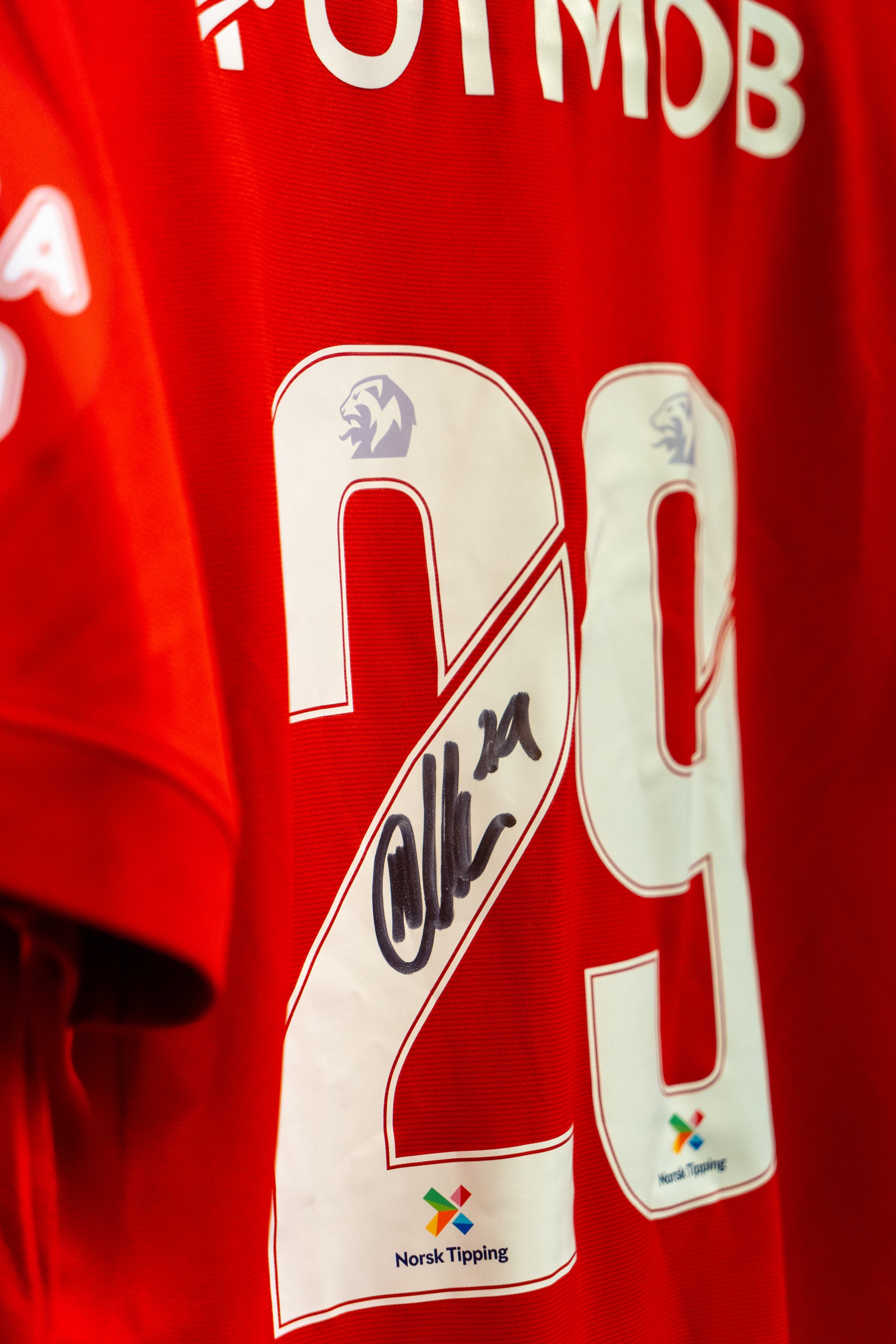 Signert og Kampbrukt Noah Holm Brann drakt