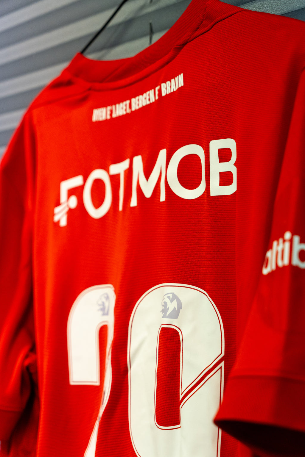 Noah Holm Kampbrukt og Signert Brann drakt