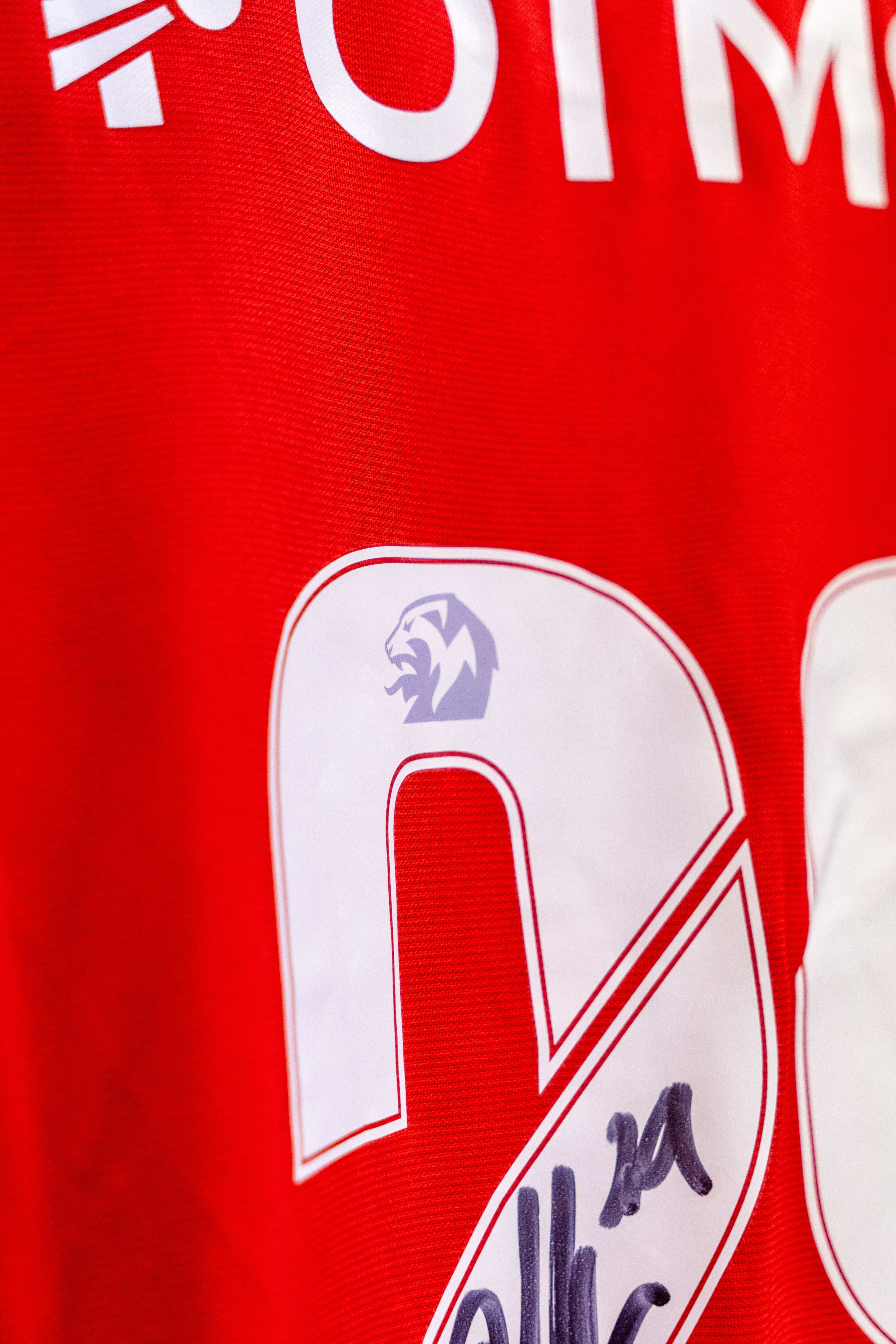 Noah Holm Kampbrukt og Signert Brann drakt