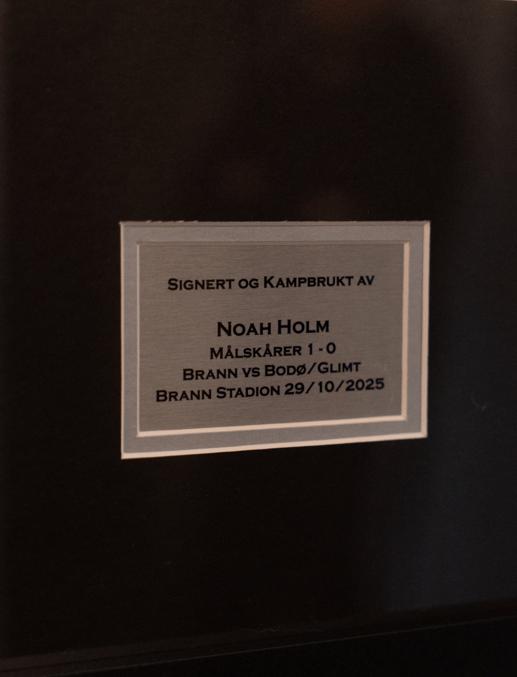 Noah Holm Kampbrukt og Signert Brann drakt