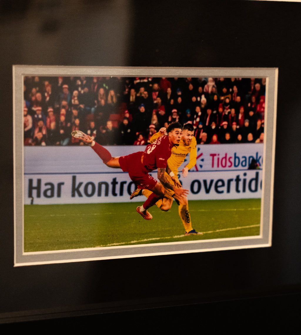 Noah Holm Kampbrukt og Signert Brann drakt